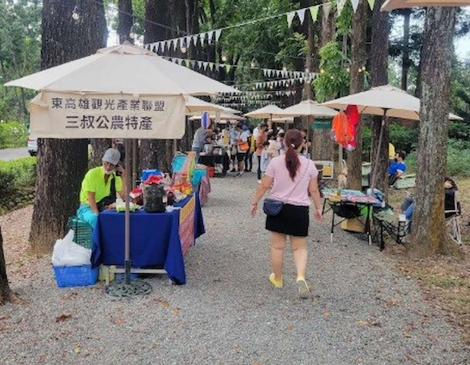 新威森林公園桃花心木步道將熱鬧舉辦「足留龜鄉市集」，邀請民眾漫步林間、感受山城風情。