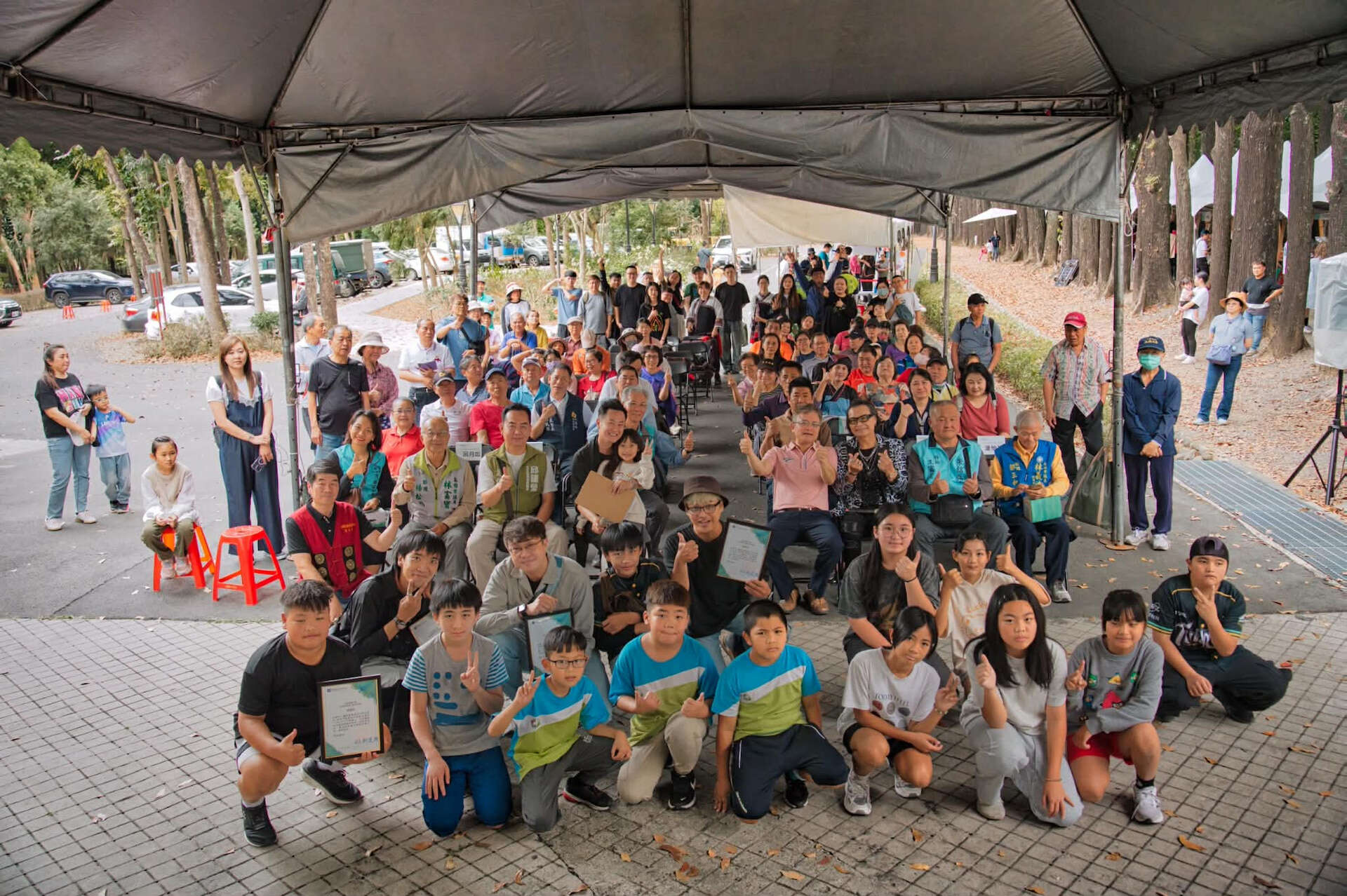 成果展在滿滿歡笑與感動中圓滿落幕,全體夥伴齊聚一堂開心合影,為這段美好時光留下珍貴回憶。(座位第一排右4:茂管處陳俊綺秘書、右3:觀光大使沈文程)