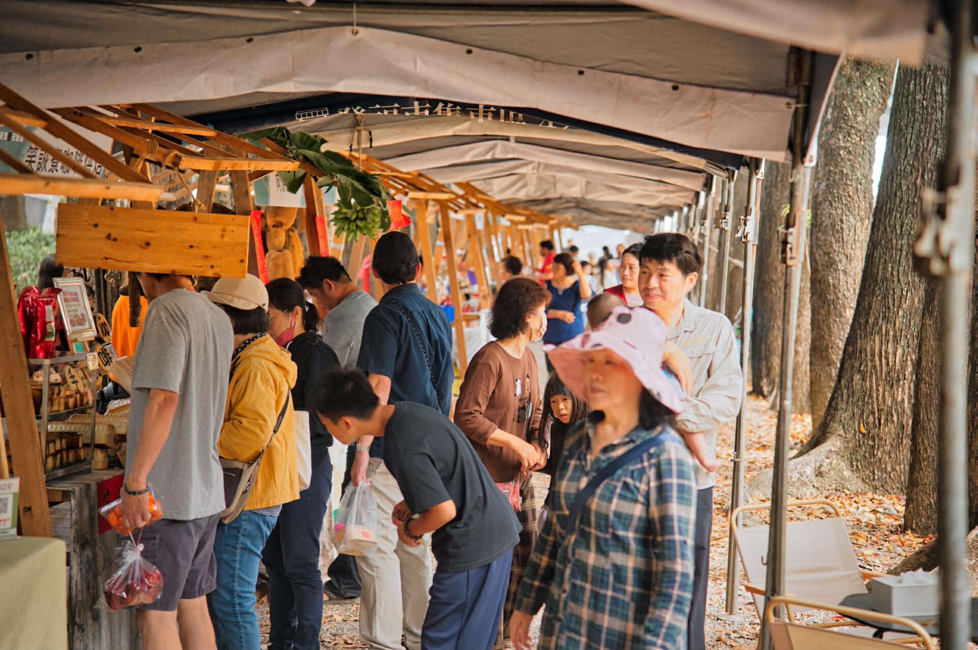 新威森林公園桃花心木步道熱鬧舉辦「足留龜鄉市集」,邀請大家漫步林間、沐浴自然,在山城微風中細細體會在地的溫情與風采。