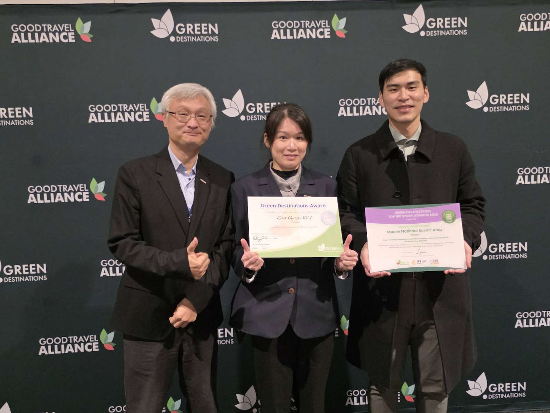 駐德國代表處谷瑞生大使（左）親臨現場，見證茂管處「國道讓蝶道」閃耀國際舞台，肯定茂管處多年來在紫斑蝶保育上的努力，將台灣的生態國寶推向國際。