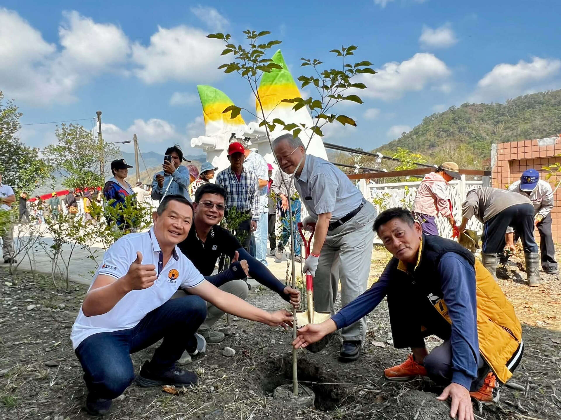 茂管處、六龜育幼院師生與六龜當地居民,共同種下象徵希望與活力的樹苗