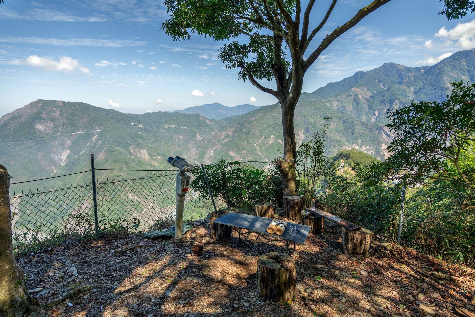 觀景台上飽覽壯闊的山谷景觀