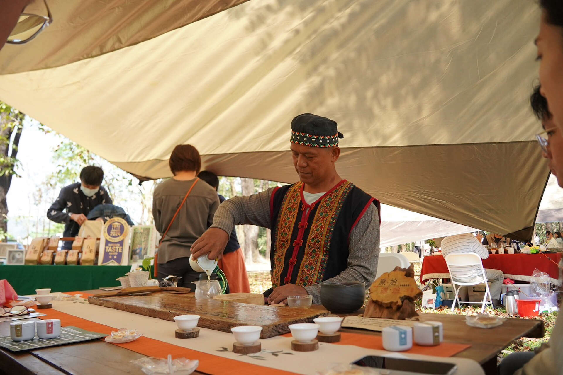 「拿普原生茶有機茶園」茶師現場泡茶給民眾試喝體驗