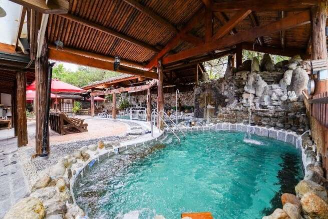 寶來與不老溫泉皆屬溫潤的弱鹼性碳酸氫鈉泉，洗後肌膚滑嫩的質感讓其擁有「不老泉」的美譽。