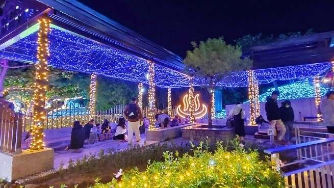 當夜幕低垂，四重溪溫泉公園點亮燦爛燈火，營造出如夢似幻的日式浪漫氛圍。留宿一晚，慢步在光影交織的廊道中，讓這份靜謐與暖湯陪伴您度過最療癒的南國之夜。（來源：屏東縣政府交通旅遊處）