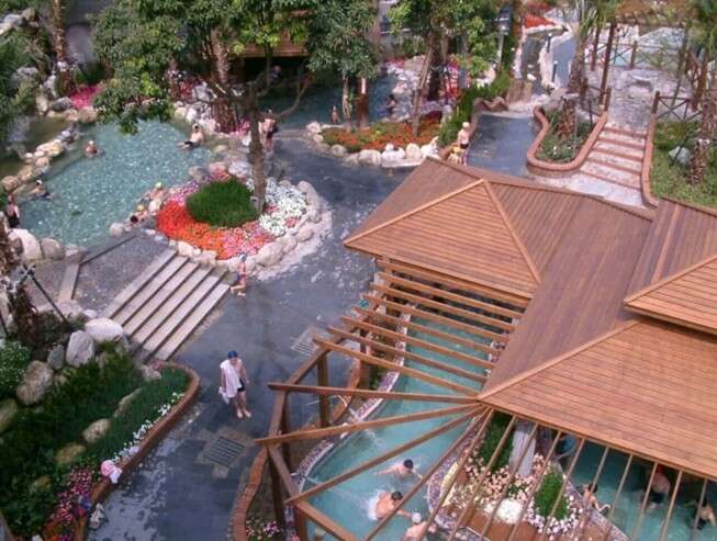 清泉溫泉屬無色無味的弱鹼性碳酸氫鈉泉，洗後肌膚觸感滑潤清爽。(參山處提供)