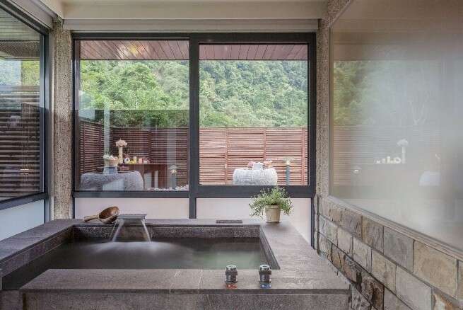 無論春賞花、夏賞螢或是暖湯洗禮，內灣尖石都是實踐四季泡湯生活的首選之地。(參山處提供)