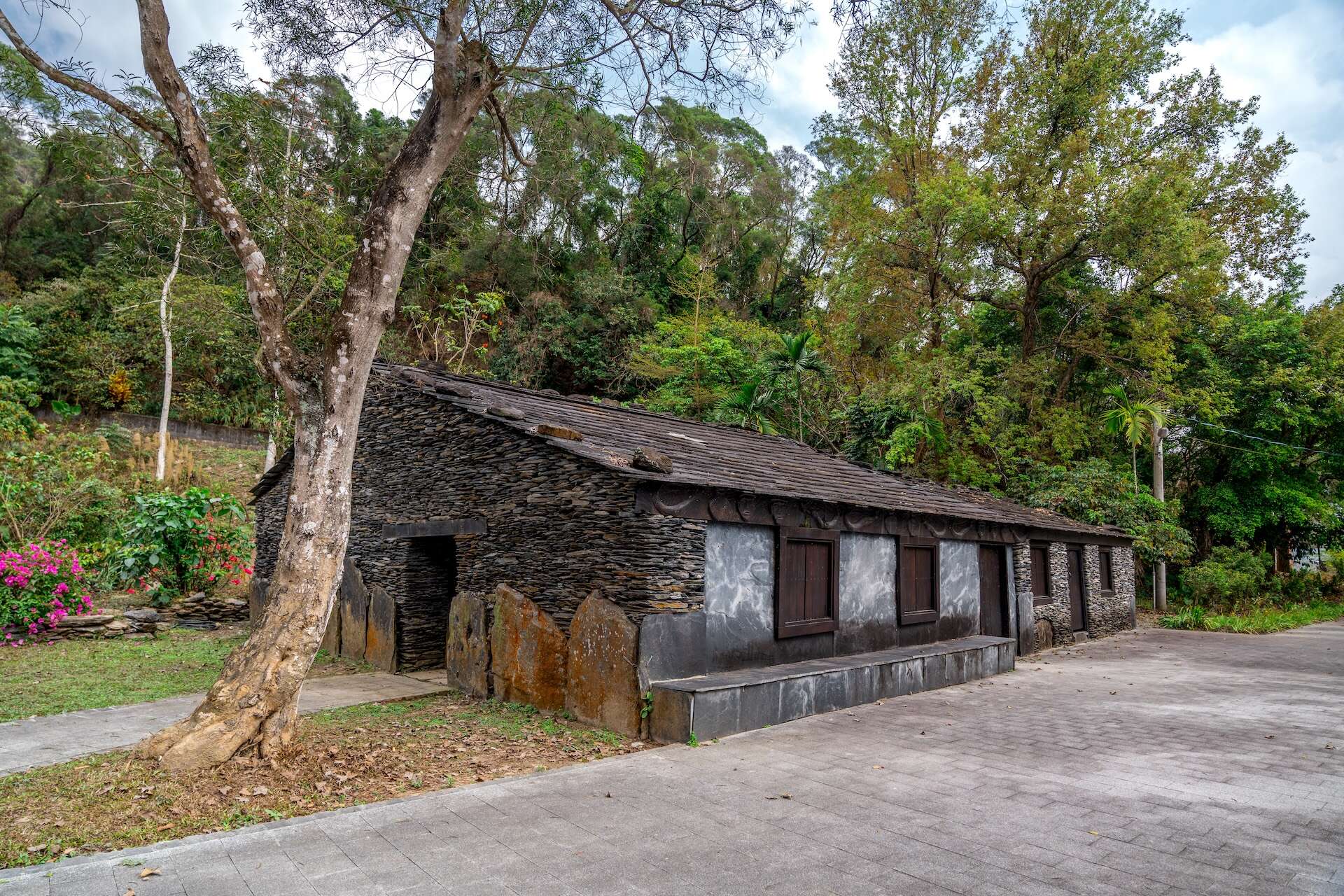 頭目家屋為排灣族傳統建築形式，屋頂多用石材與木材