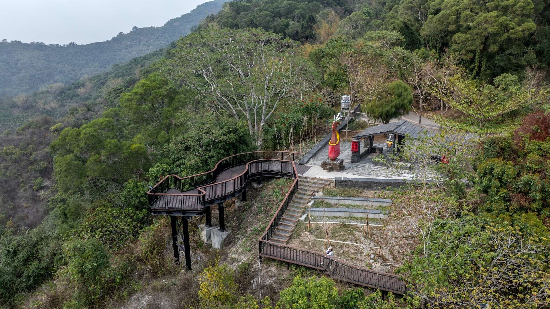 園區制高點的石板涼亭與「大地的守護者｣藝術作品