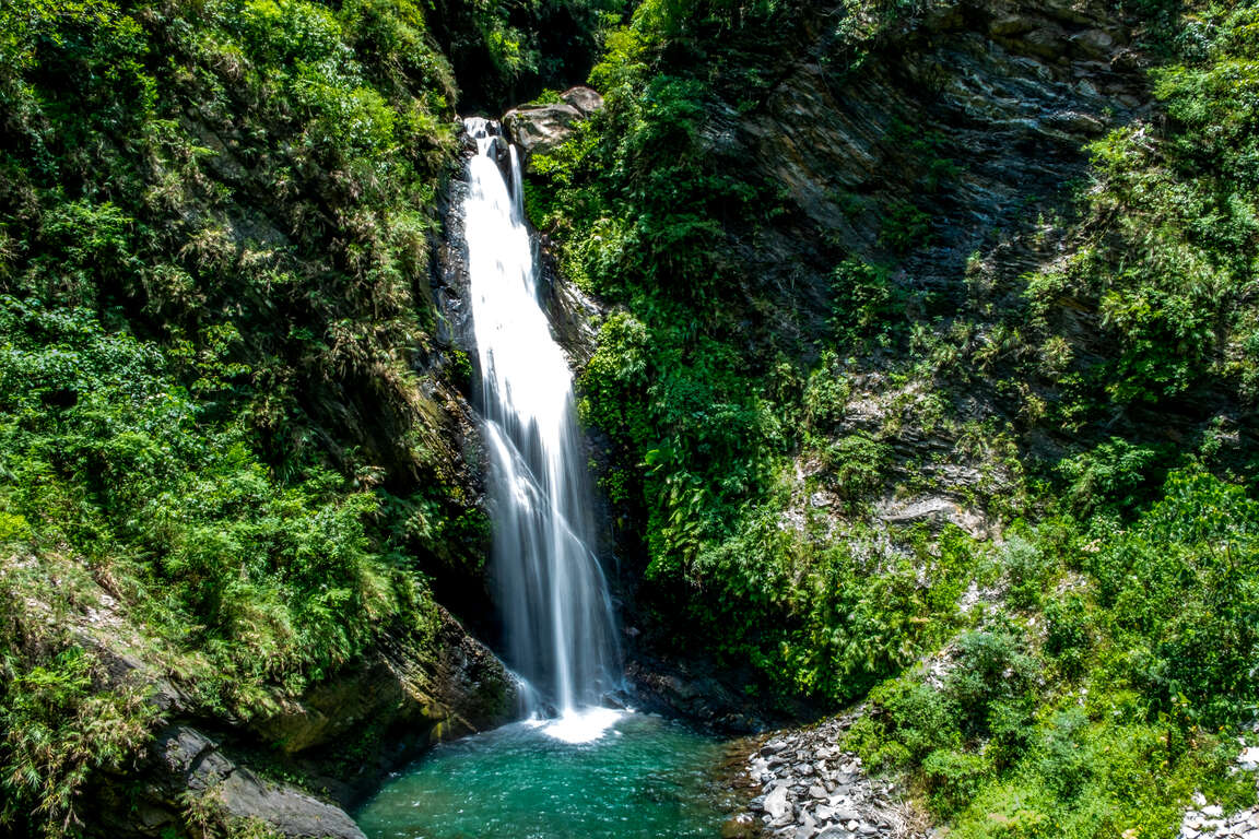 真作】掛軸 滝のある山水画 静寂な自然の情景 渓流と滝 合箱入