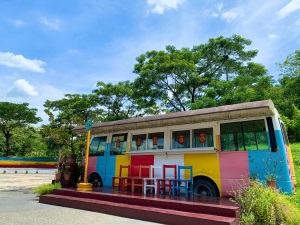 涼山遊憩区-虹色のバス(行楽客に人気のチェックインスポット)