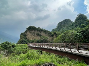 群山環繞景觀橋