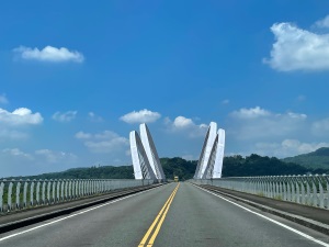 新威景觀大橋橋上車道