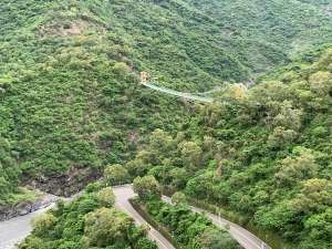 遠觀連結二個山頭的多納高吊橋